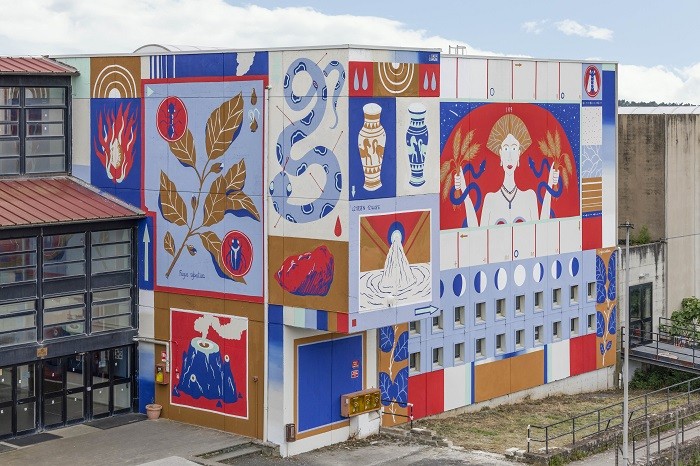 Gran mural en un edificio de Luogo Comune