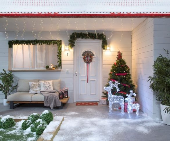 Entrada de una casa con decoración de Navidad