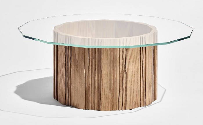 Mesa de madera que parece el tronco de un árbol con cristal