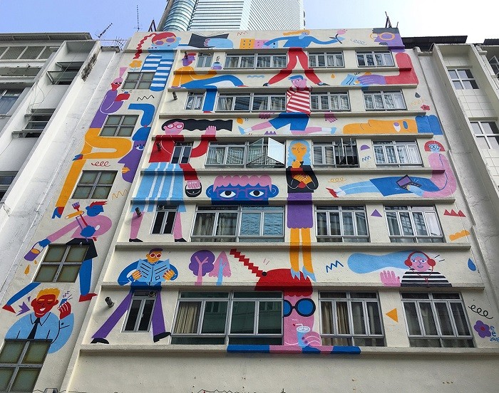 Fachada de un edificio de pisos pintado un mural de Emily Eldrige