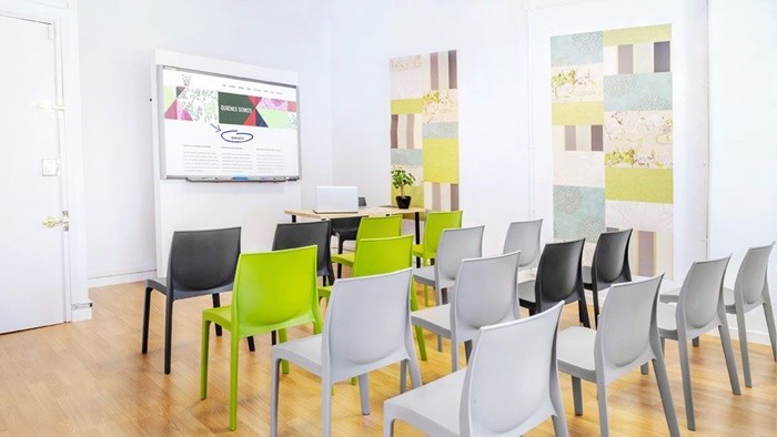 sala reuniones sillas colores claridad