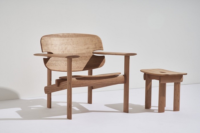 mesa y silla de madera a juego