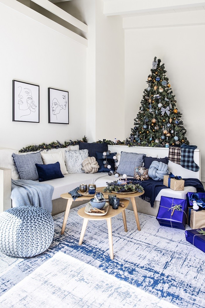 Decoración de un salón en azul y cobre para Navidad