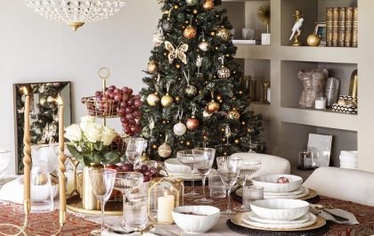 salón con decoración navideña sofisticada