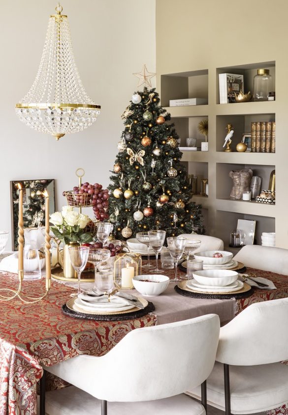 salón con decoración navideña sofisticada