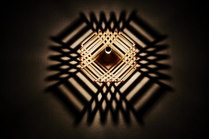 diseño de lámpara con efecto a oscuras