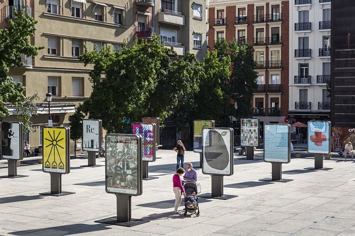 Varios carteles en la calle de Madrid