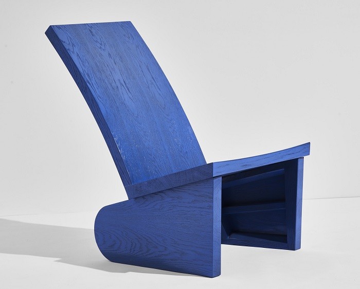 silla de madera azul