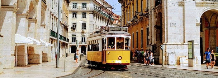 tranvía amarillo por las calles de Lisboa