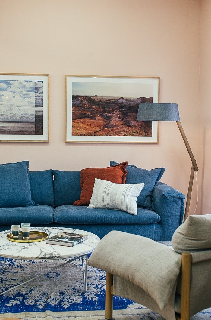 sofa azul confort cuadros alfombra