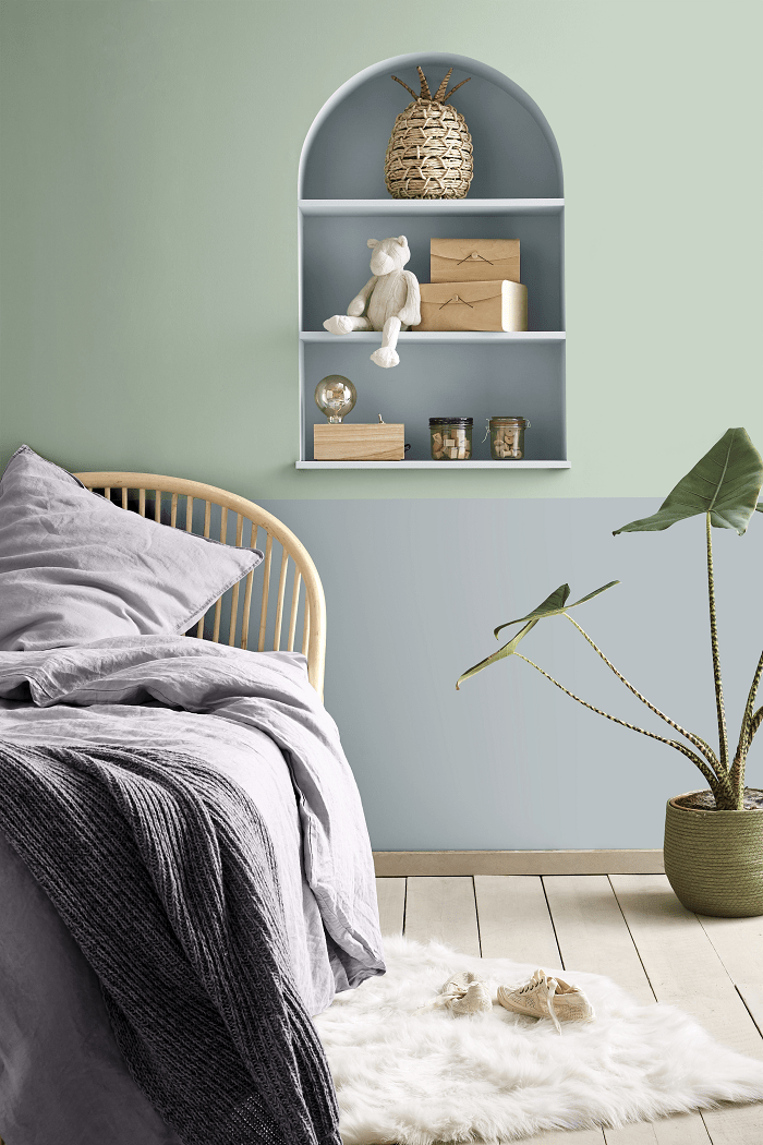 Dormitorio con una pared en color verde menta