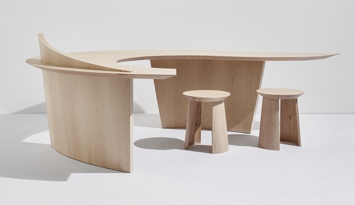 moderna mesa de madera con dos taburetes a juego