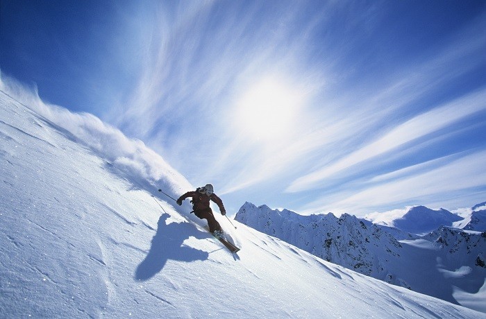 persona esquiando sobre la nieve