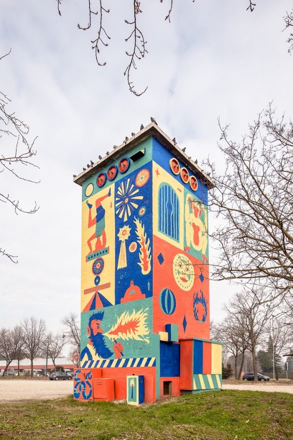 Torre con un mural de Luogo Comune