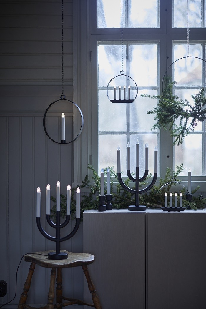 decoración navideña con candelabros y velas