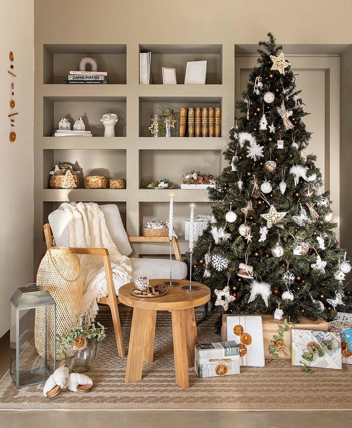 Rincón de un hogar con su árbol de Navidad y regalos