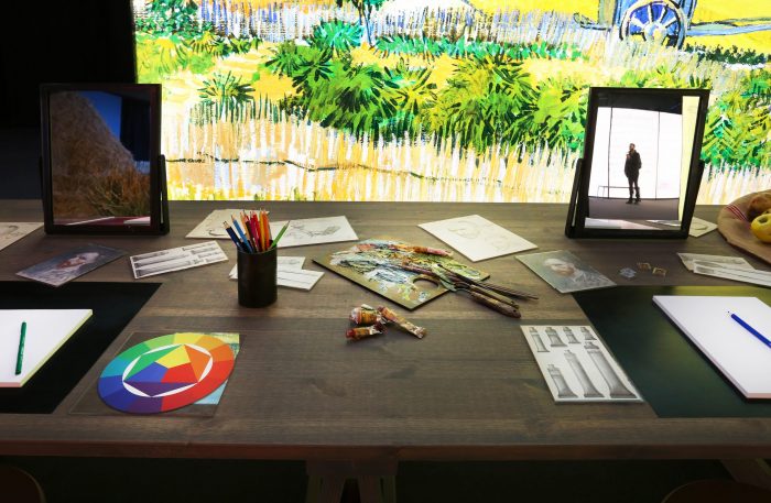 mesa con pinturas para interactuar en meet vincent van gogh