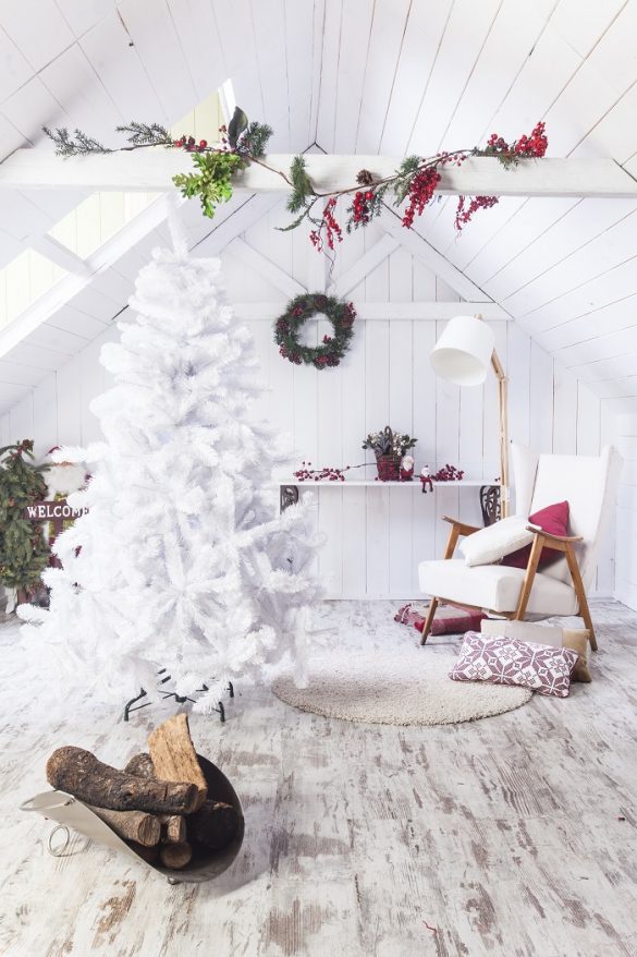 Espacio con un árbol de Navidad y decoración navideña en blanco y rojo