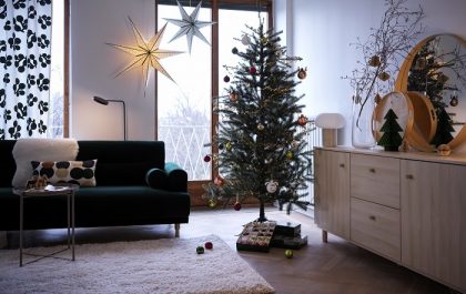 Salón con decoración navideña de IKEA