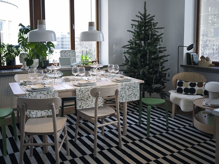salón con árbol de Navidad y mesa decorada navideña IKEA
