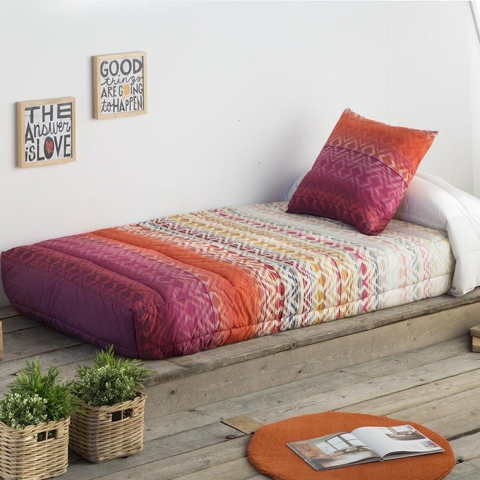 dormitorio juvenil con un edredón ajustable con motivos étnicos