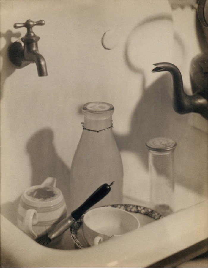 Fotografía de un fregadero de una cocina de Margaret Watkins