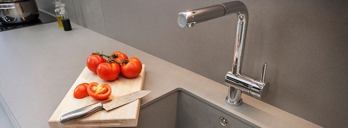 encimera gris de cocina con un grifo moderno
