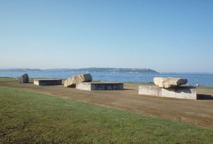 esculturas minimalista cerca del mar de Michael Heizer