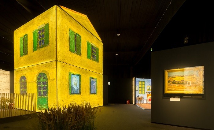 recreación de un edificio real iluminado con el retrato de Van Gogh