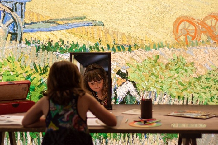 niña en la exposición de Meet Vincent van Gogh