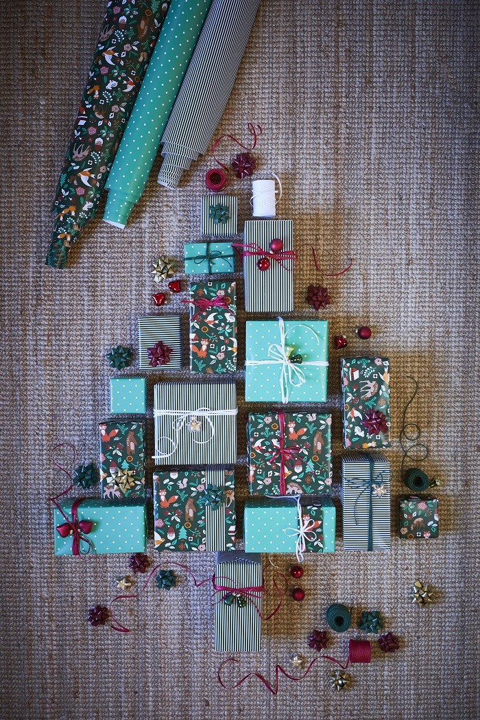 paquetes de regalos envueltos con papel de Navidad