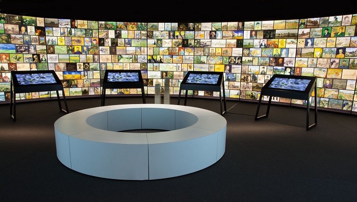 Sala de Meet Vincent van Gogh con pantallas de cuadros