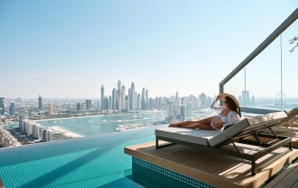 Mujer en Dubái en la piscina infinita más alta del mundo
