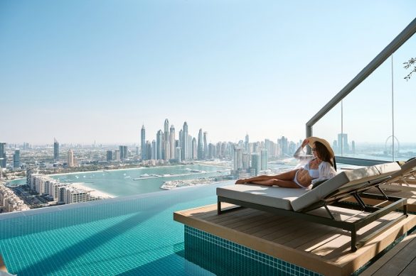 Mujer en Dubái en la piscina infinita más alta del mundo