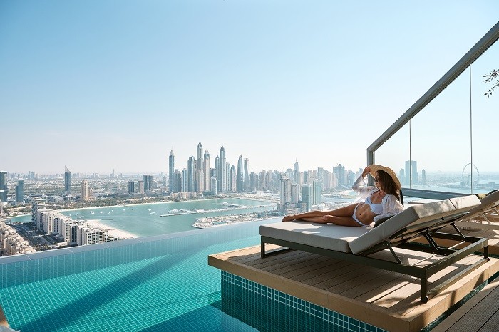 Dubái inaugura la piscina infinita más alta del mundo