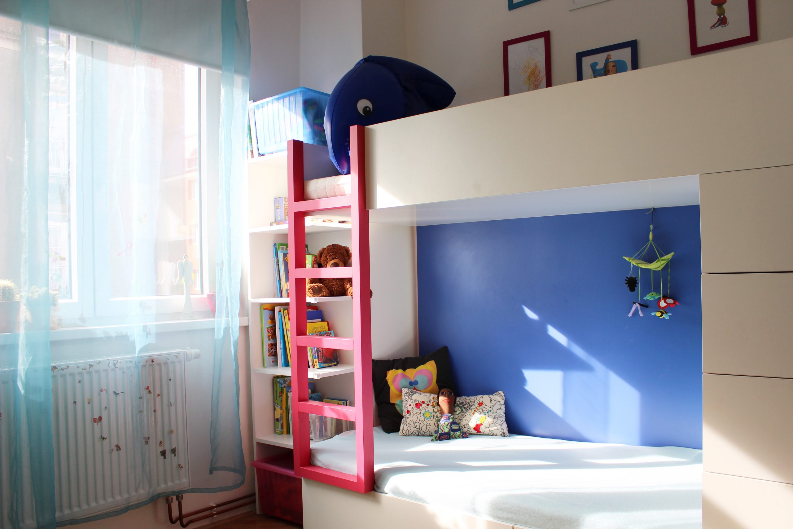 Dormitorio infantil con pared de color Pantone 2022