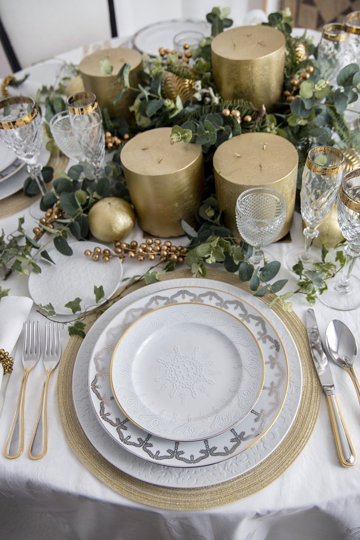 centro de mesa con velas doradas y plato Vista Alegre
