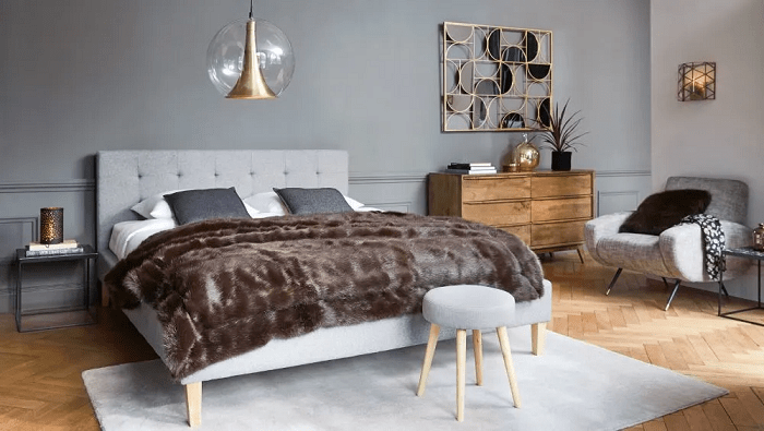 taburete estilo vintage en un dormitorio