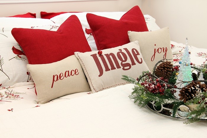 Cama de dormitorio con cojines de Navidad rojo