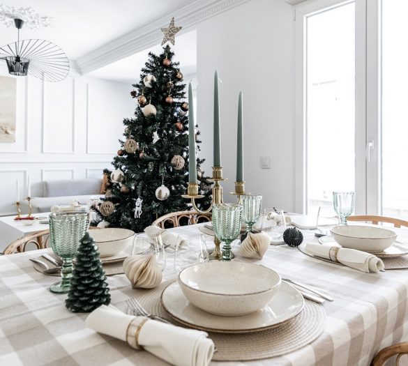 salón con mesa de Navidad y árbol de Navidad