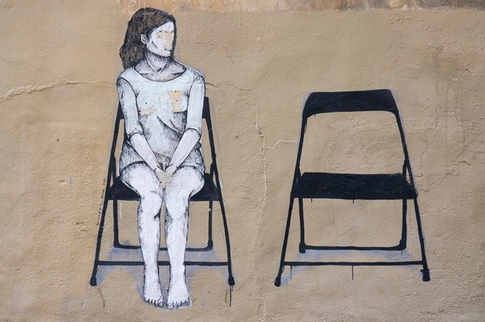 mural pintura artista calle sillas