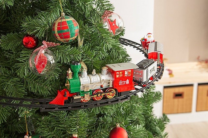 Un tren para decoración navideña en el árbol de Navidad de Leroy Merlin