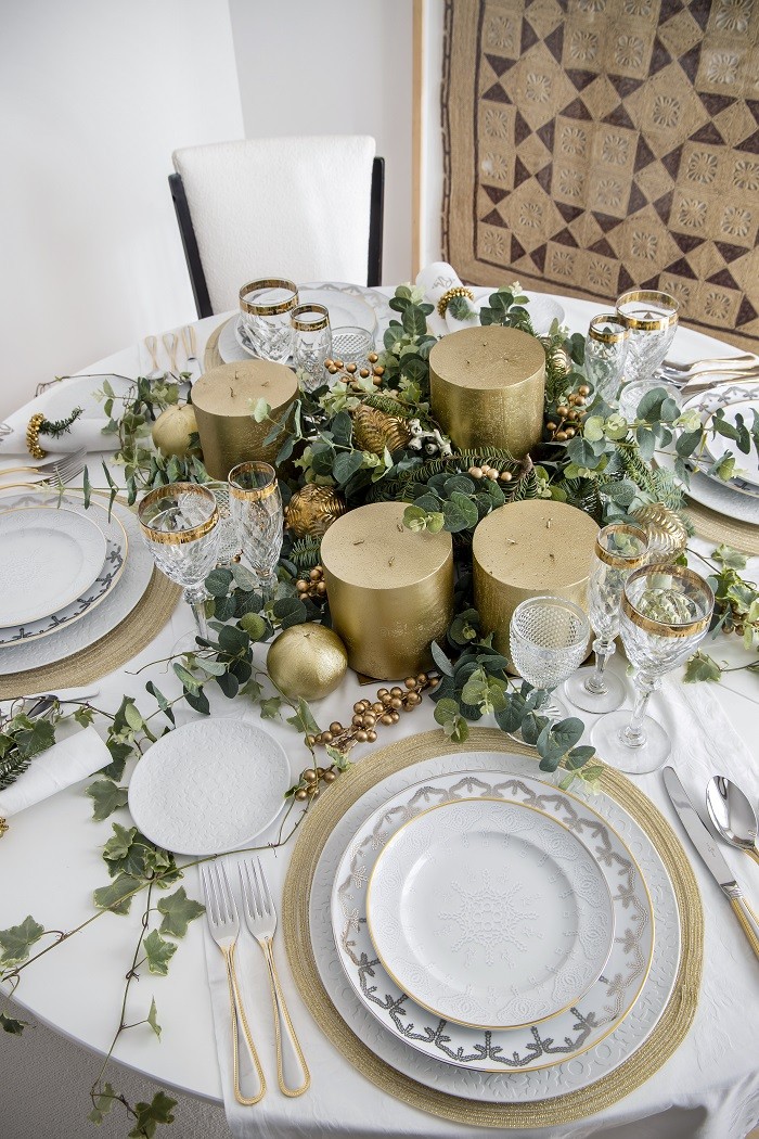 mesa decoración navideña en dorados