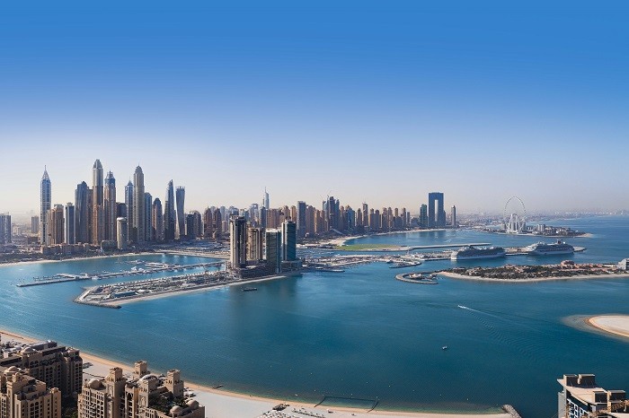 vista panorámica de Dubái desde la piscina infinita más alta del mundo