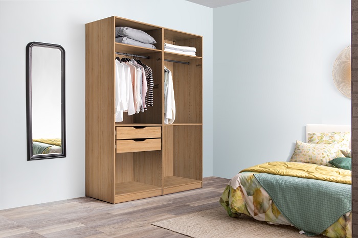 armario de madera en un dormitorio