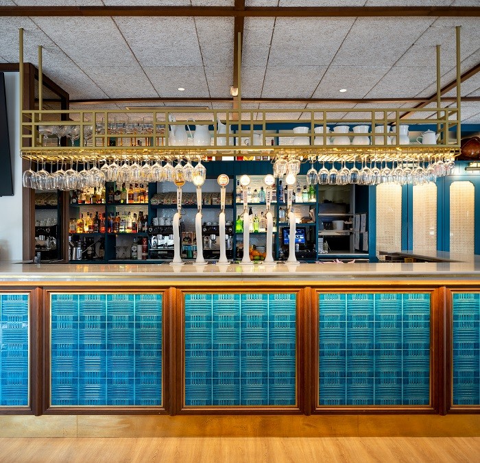 barra de bar con azulejos