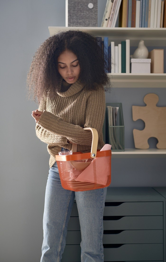 Mujer con una cesta naranja de Ikea