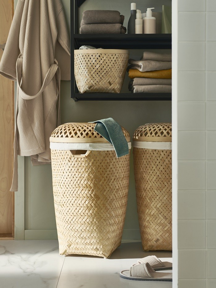 cuarto de baño con cestas para la colada