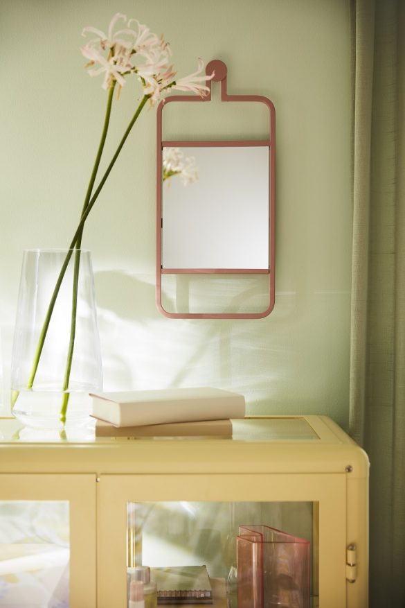 pared con un espejo rosa de Ikea