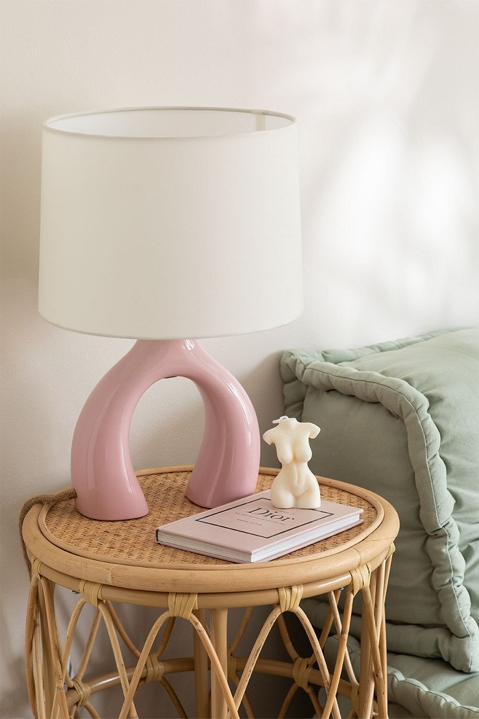 Lámpara de mesa en tela y cerámica rosa